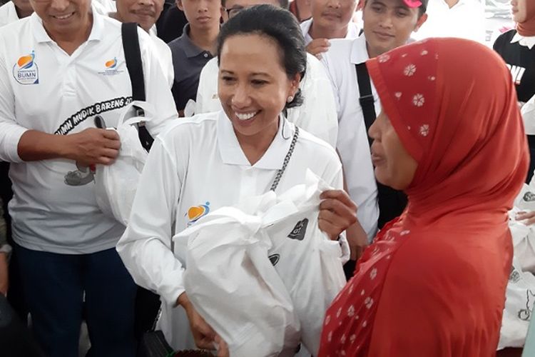 Menteri BUMN Rini Soemarno membagikan sembako murah kepada warga Kecamatan Petarukan, Pemalang, Jawa Tengah.