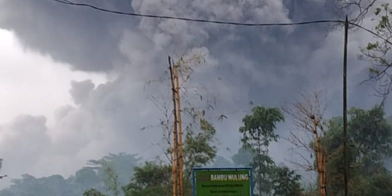 Kondisi awan panas guguran yang meluncur sekitar 4,5 kilometer dari kawah Gunung Semeru, Jawa Timur, Sabtu (16/1/2021)