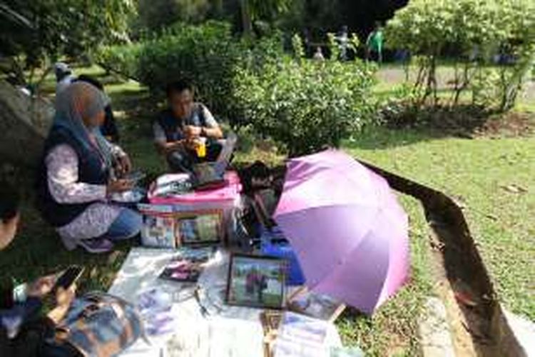 Fotografer keliling mencetak foto pengunjung di Kebun Raya Bogor, Bogor, Jawa Barat, Jumat (8/7/2016). Pada H 3 Lebaran dimanfaatkan wisatawan untuk mengunjungi obyek wisata.
