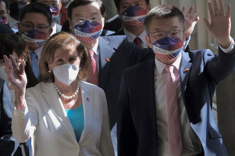 Nancy Pelosi ke Taiwan. Ini adalah foto Ketua DPR AS Nancy Pelosi (kiri) dan Wakil Ketua Parlemen Taiwan Tsai Chi-chang (kanan) melambai kepada wartawan saat kedatangannya di Parlemen Taipei pada 3 Agustus 2022. 