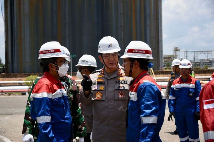 Kapolda Riau Irjen Muhammad Iqbal saat meninjau lokasi ledakan kilang minyak PT Pertamina di Kota Dumai, Riau, Minggu (2/4/2023).