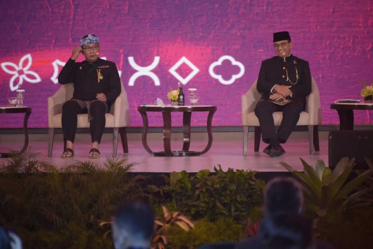 Gubernur Jawa Barat Ridwan Kamil bersama Gubernur DKI Jakarta Anies saat menjadi narasumber dalam talk show forum Urban20 di Hotel Pullman, Kota Bandung, Kamis (24/2/2022).