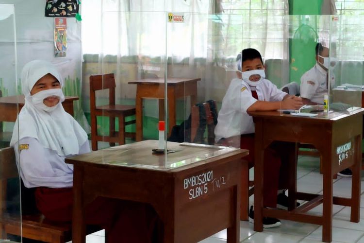 Ratusan siswa di Sekolah Luar Biasa (SLB) Negeri 5 Jakarta mengikuti pembelajaran tatap muka (PTM) dengan kapasitas 100 persen. 