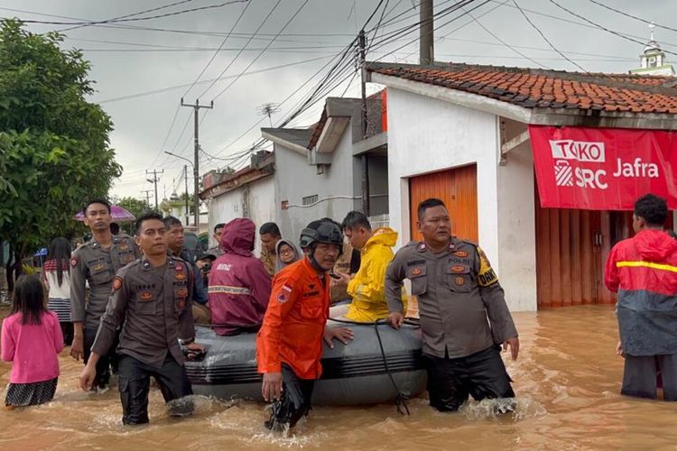 Tim evakuasi gabungan tengah mengevakuasi warga saat banjir di Perum BMI, Karawang, Jawa Barat, Senin (27/2/2023).