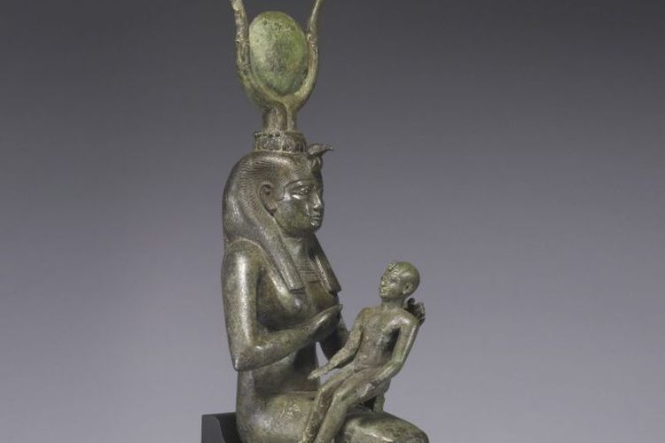 Isis, dewi keibuan yang digambarkan sedang menyusui Horus, dewa langi bangsa Mesir kuno. [Via History Hit]