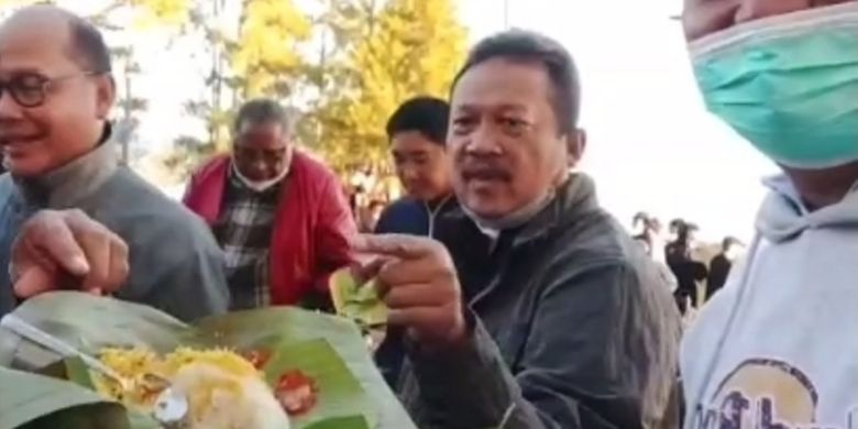 Menteri Kelautan dan Perikanan (KKP), Sakti Wahyu Trenggono, menikmati makanan dari beras ketan (Sokko) di Lolai Negeri di Atas Awan, Minggu (20/06/2021)