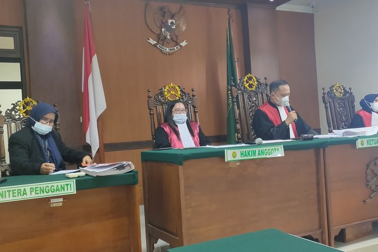 Hakim Ketua Ayun Kristiyanto beserta Hakim Anggota I Ike Liduri Mustika Sari dan Hakim Anggota II Setyorini Wulandari memimpin sidang penyelundupan anjing dengan terdakwa Suradi (48) asal Sragen, Jawa Tengah. Hakim memutuskan penjara 10 bulan dan denda Rp150.000.000 pada Suradi.