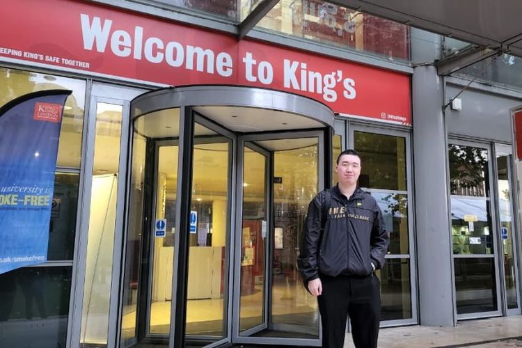 Alumnus SPK SMAK PENABUR Tanjung Duren, Frederik Imanuel Tanuwijaya, yang kini tengah melanjutkan pendidikan di Kings College London, Inggris. 