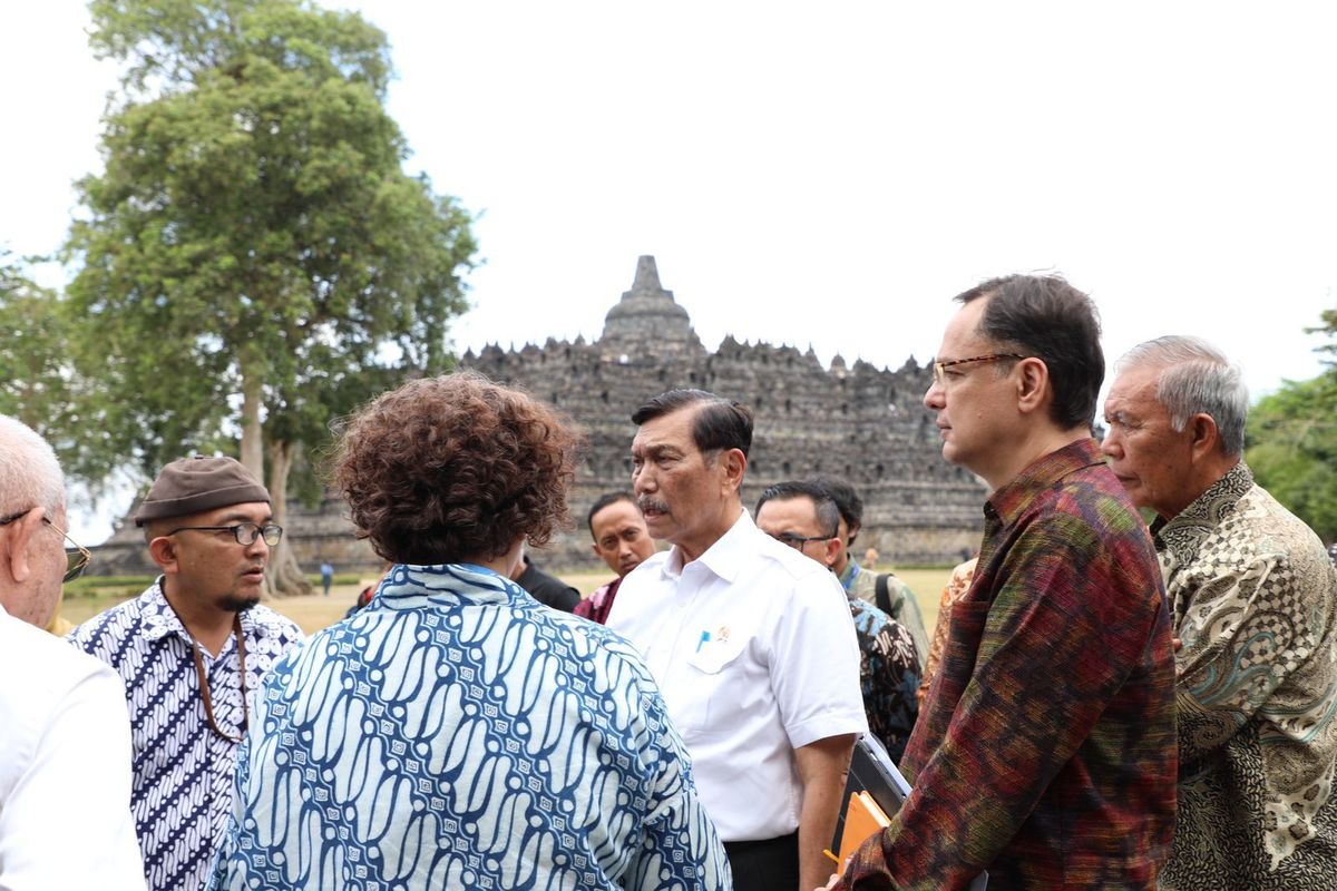 Menko Bidang Kemaritiman dan Investasi Luhut Binsar Pandjaitan mengecek Candi Borobudur di Jawa Tengah, Jumat (21/7/2023).