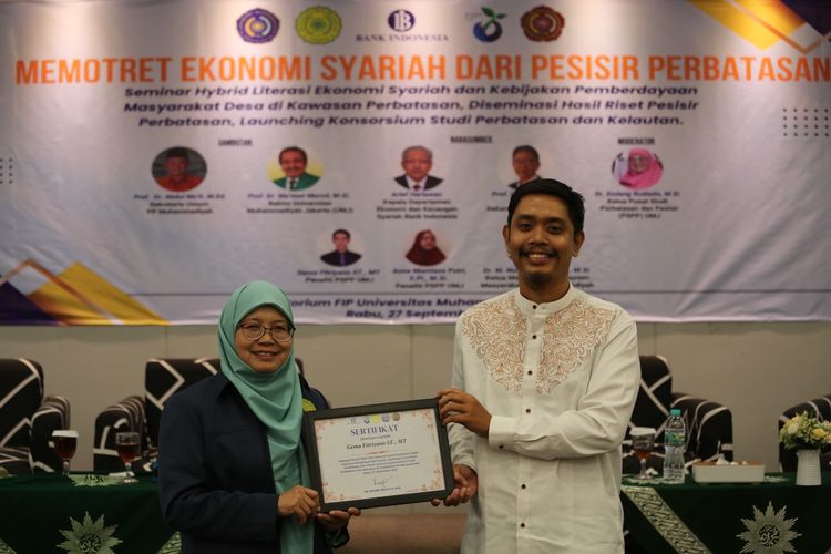 PSPP UMJ menggelar seminar literasi ekonomi syariah dan kebijakan pemberdayaan masyarakat desa di kawasan perbatasan secara hybrid pada Rabu, (27/09/2023) di Auditorium FIP UMJ, Jakarta.