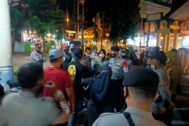 Suasana aksi unjuk rasa yang dilakukan GERAM di Depan Kantor DPRK Aceh Barat, Kamis (9/12/2021). 