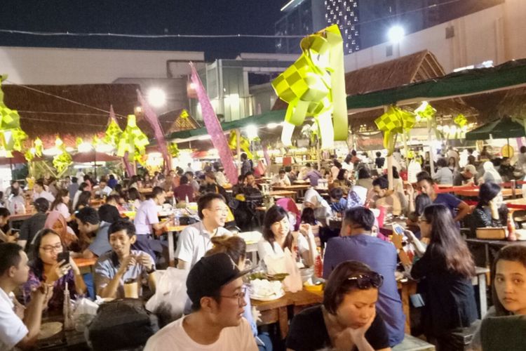 ‘Festival Kuliner Ngabuburit 2017’ di La Piazza Summarecon Kelapa Gading, menghadirkan total 52 tenant dengan tema dekorasi ala Kampung Sunda, Rabu (31/5/2017).