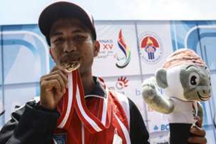 Azwar Saputra, peraih medali emas lomba lari kelas 5.000 meter di Peparnas XV 2016. 