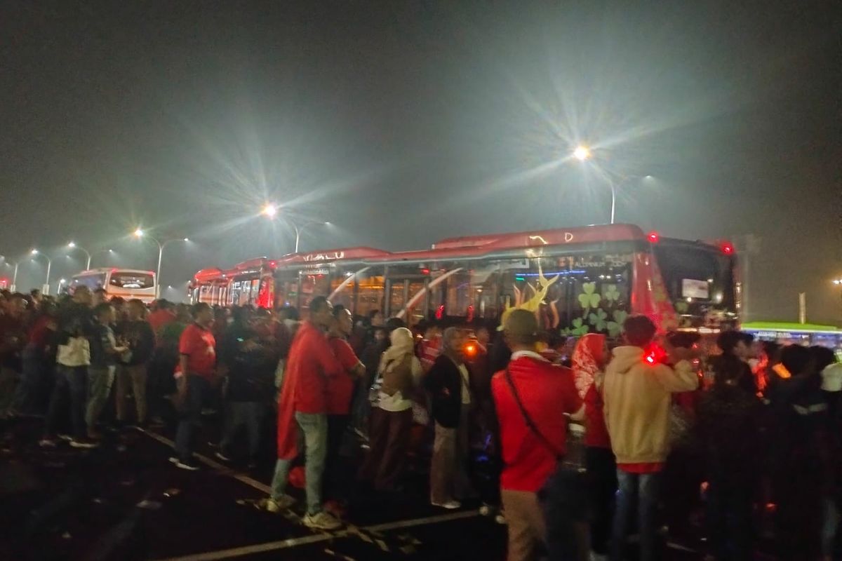 Para penonton saat berebut shuttle bus di Stadion GBT Surabaya, Jumat (10/11/2023)