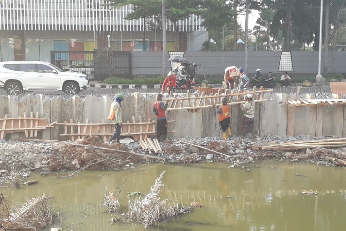 Sejumlah pekerja proyek pemasangan sheetpile di aliran Kali BGR, Kelapa Gading, Jumat (16/11/2018).