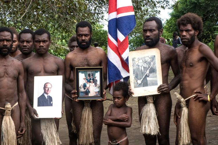 Foto yang diambil pada 12 April 2021 menunjukkan suku asli Vanuatu memegang foto Pangeran Philip di Yakel, sebuah desa terpencil di Tanna. Mereka memuja Pangeran Philip sebagai dewa.