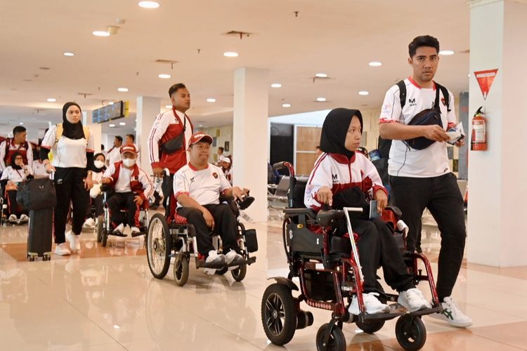 Kontingen Indonesia untuk Asian Para Games 2022 berangkat menuju Hangzhou, China, dari Bandara Internasional Adi Soemarmo, Solo, Jawa Tengah, pada Senin (16/10/2023). 