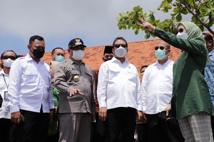 Menteri Kelautan dan Perikanan (KP) Sakti Wahyu Trenggono saat berkunjung ke Pantai Sine, Kecamatan Kalidawir, Kabupaten Tulungagung, Jawa Timur (Jatim), Senin (18/10/2021).