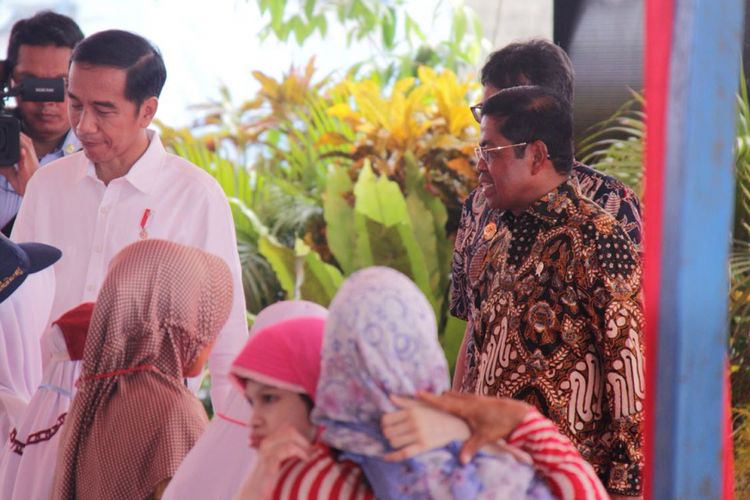 Presiden Joko Widodo bersama Menteri Sosial Idrus Marham saat acara pemberian bantuan sosial program Rastra.