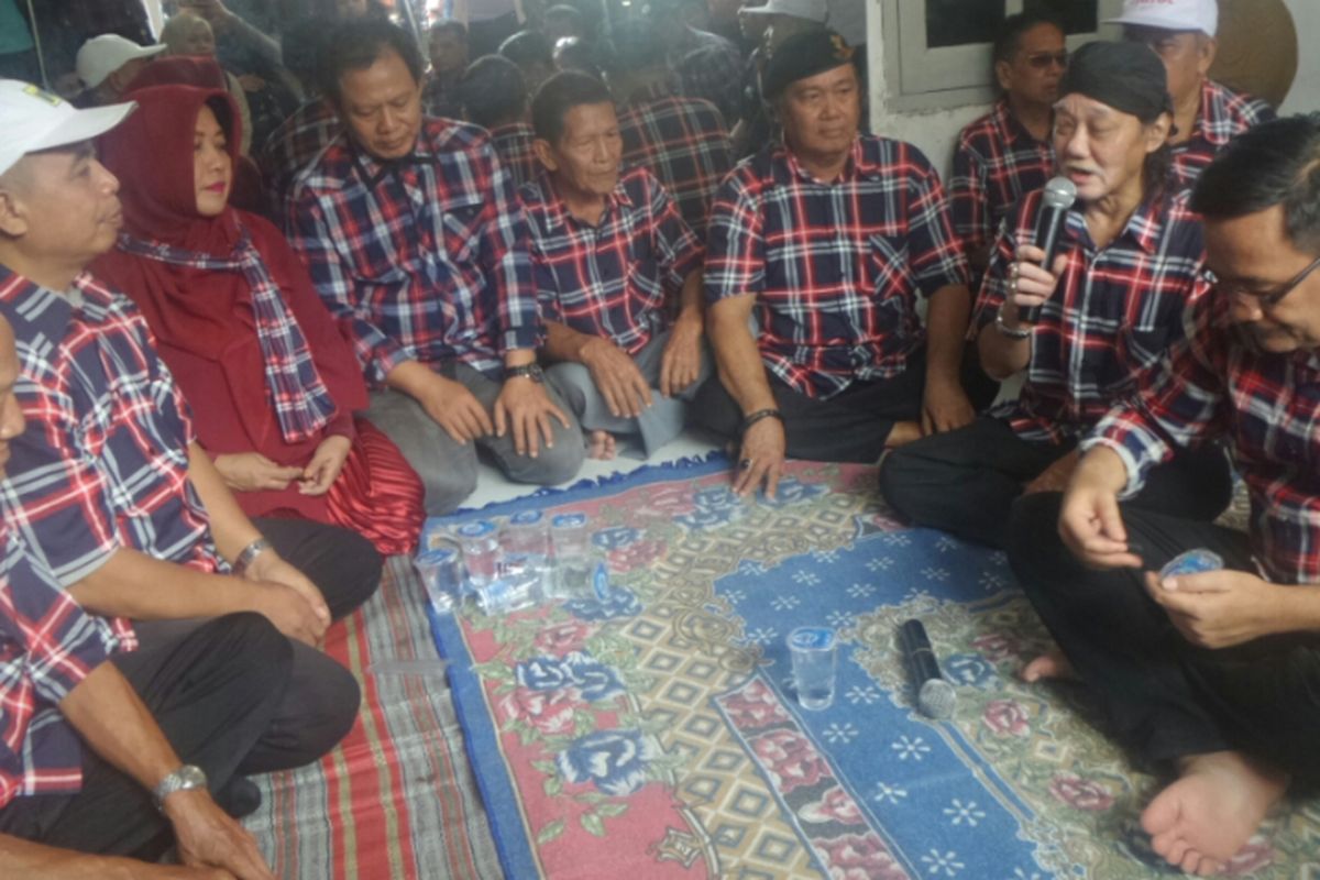 Cawagub DKI Djarot Saiful Hidayat bersama para seniman wayang orang dan ketoprak di Sunter Agung, Rabu (22/3/2017). 