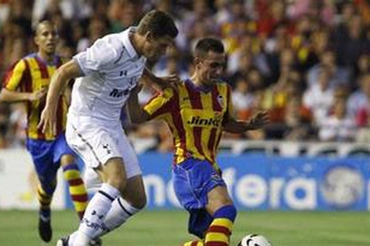 Striker Valencia, Francisco "Paco" Alcacer (kanan), salah satu pemain muda potensial yang ada di Liga BBVA musim ini.