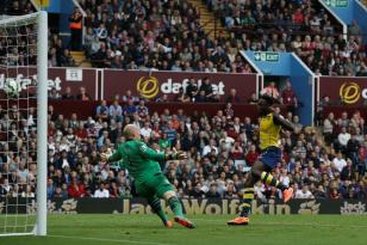 Penyerang Arsenal, Danny Welbeck, menciptakan gol ke gawang Aston Villa pada lanjutan Premier League di Villa Park, Sabtu (20/9/2014). 