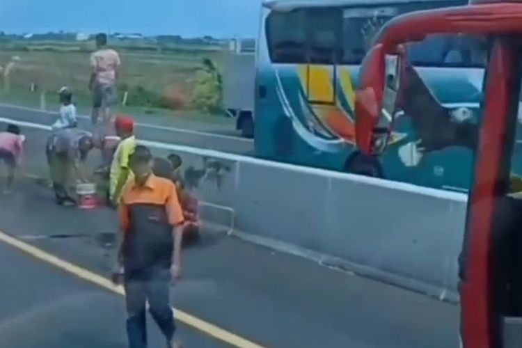 Petugas membersihkan sebagian puing- puing akibat kecelakaan lalu lintas bus tabrak truk di ruas tol Kanci- Pejagang, masuk wilayah Kecamatan Tanjung, Kabupaten Brebes, Jawa Tengah, Senin (17/10/2022). (Istimewa)