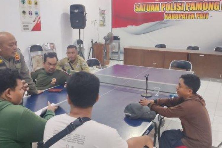 Pengemis bernama Aris Munaji saat dirazia tim Satpol PP Kabupaten Pati, Jawa Tengah, Selasa (4/7/2023). Aris viral karena siang dia mengemis, malamnya dia terekam memeluk seorang pemandu wanita di karaoke.