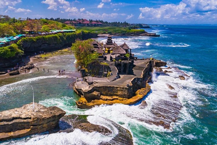 Pura Tanah Lot, salah satu tempat melihat sunset di Bali.