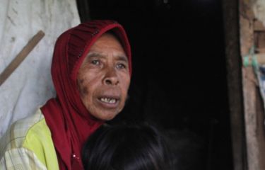 Disuruh Pergi dari Gubuknya, Nenek Ini Terancam Jadi Gelandangan ...