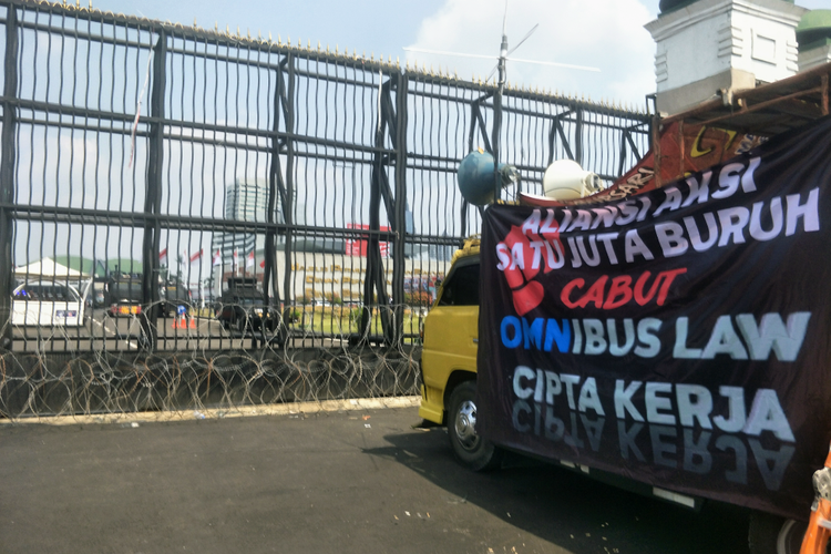Mobil komando massa aksi demonstrasi cabut Undang-Undang Cipta Kerja terpakir di depan gerbang utama Gedung DPR/MPR RI, Jakarta Pusat, Rabu (10/8/2022).