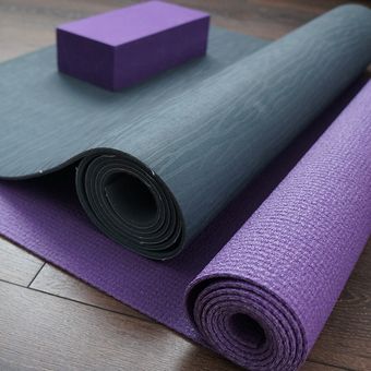 Ilustrasi yoga mat atau matras yoga.