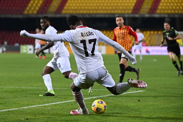 Proses gol Rafael Leao ke gawang lawan dalam pertandingan Benevento vs AC Milan pada lanjutan Liga Italia di Stadion Ciro Vigorito, Senin (4/1/2021) dini hari WIB. 