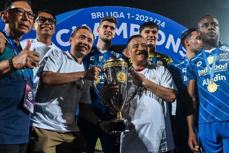 Para petinggi Persib, salah satunya Komisaris Persib Umuh Muchtar berfose mengangkat trofi Liga 1 2023-2024 atas juaranya Persib Bandung di Stadion Gelora Bangkalan, Jumat (31/5/2024). 