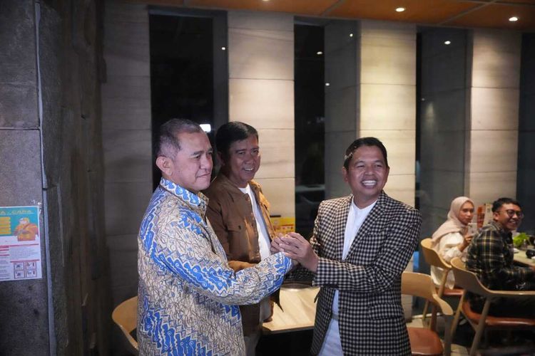Pertemuan Dedi Mulyadi (kanan) dengan Singgih Januratmoko (kiri), utusan Ketua Umum Golkar Airlangga Hartarto di Kota Bandung, Jumat (2/8/2024) malam. Usai pertemuan itu dipastikan Golkar meminang Dedi Mulyadi untuk maju di Pilkada Jabar 2024.