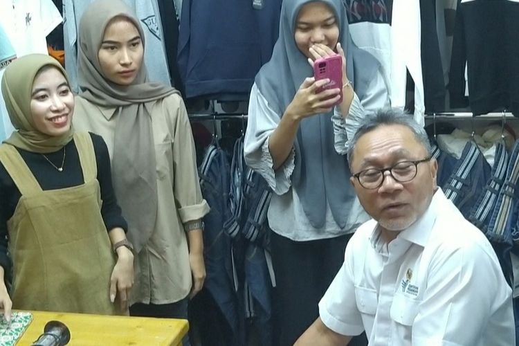 Menteri Perdagangan Zulkifli Hasan saat mengunjungi Blok A Pasar Tanah Abang, Jakarta Pusat, pada Kamis (28/9/2023) siang.