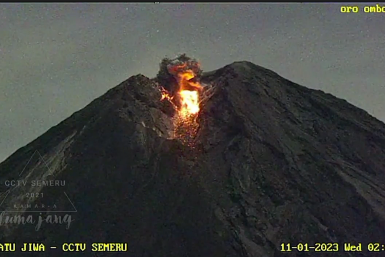Tangkapan layar luncuran lava pijar Gunung Semeru, Rabu (11/1/2023).