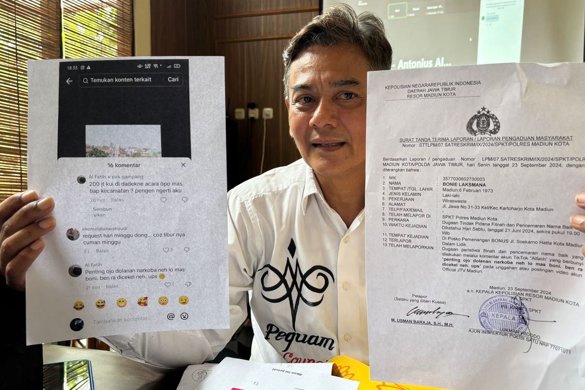 Tim Kuasa Hukum paslon Bonus (Bonie Laksmana-Bagus Rizki) menunjukkan laporan polisi terkait pencemaran nama baik terhadap Bonie di media sosial. Tim melaporkan pemilik akun TikTok ke Polres Madiun Kota.