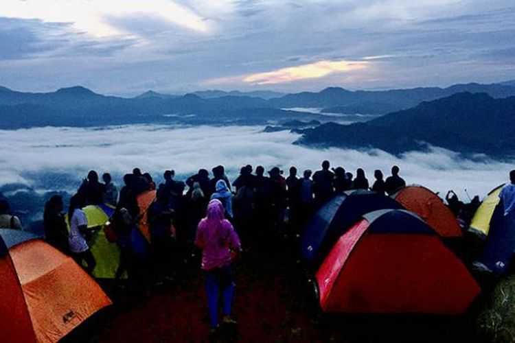 Pengunjung memadati sebuah pelataran di Totombi di dataran tinggi Lolai, Toraja Utara, Sulawesi Selatan. Mereka berkumpul menyaksikan gumpalan kabut tebal serupa awan yang menutup lembah setiap pagi di kawasan itu. Lolai dengan pemandangan kabut kini menjadi magnet baru wisata Toraja dan dikenal dengan sebutan Negeri di Atas Awan.