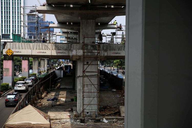 Pekerja menyelesaikan pengerjaan proyek Light Rail Transit (LRT) Jabodebek lintas pelayanan dua Cawang-Dukuh Atas di kawasan Kuningan, Jakarta Selatan, Senin (17/6/2019). Dinas Perhubungan DKI Jakarta akan menutup Jalan Setiabudi Tengah dari 17 Juni 2019 hingga 28 Februari 2020 mendatang. Penutupan jalan dilakukan untuk mengefektifkan pembangunan proyek LRT serta menghindari resiko kecelakaan pengguna jalan.