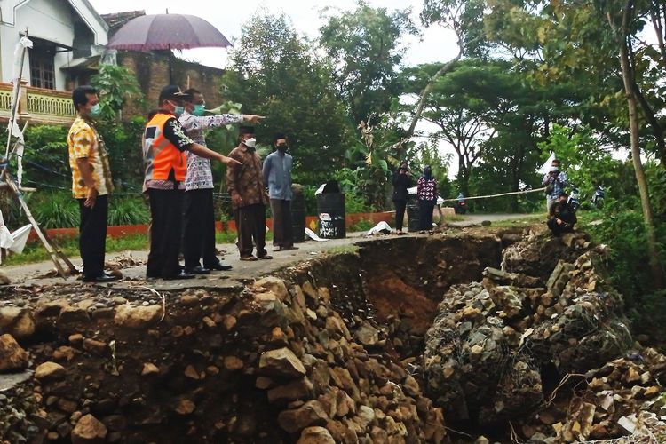 Bupati Magetan Suprawoto melihat salah satu tanggul ambrol akibat banjir yang menerjang pertengahan Maret lalu. Akibat banjir Pemkab Magetn mengalami kerugian infrastruktur mencapai Rp 15 miliar.