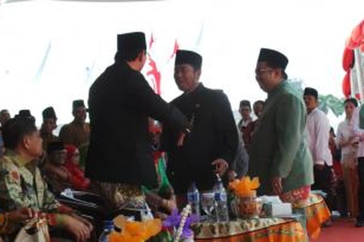 Wakil Gubernur DKI Jakarta Basuki Tjahaja Purnama bersalaman dengan anggota DPRD DKI Jakarta Abraham Lunggana di acara Lebaran Betawi di Jakarta, Minggu (14/9/2014).