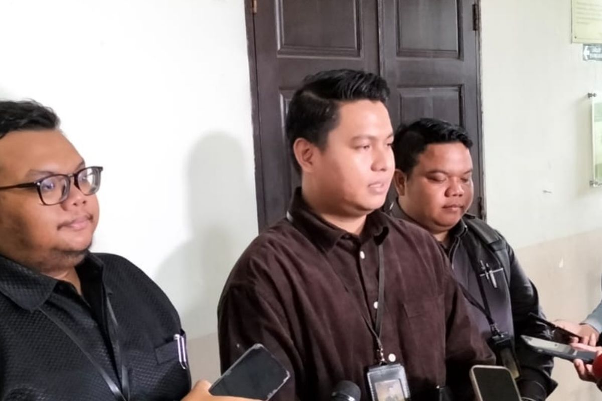 Penasihat hukum AG (15), Mangatta Toding Allo (tengah), saat berbicara di depan awak media usai menjalani agenda sidang tanggapan Jaksa Penuntut Umum (JPU) dalam perkara penganiayaan D (17) di Pengadilan Negeri Jakarta Selatan, Jumat (31/3/2023). 