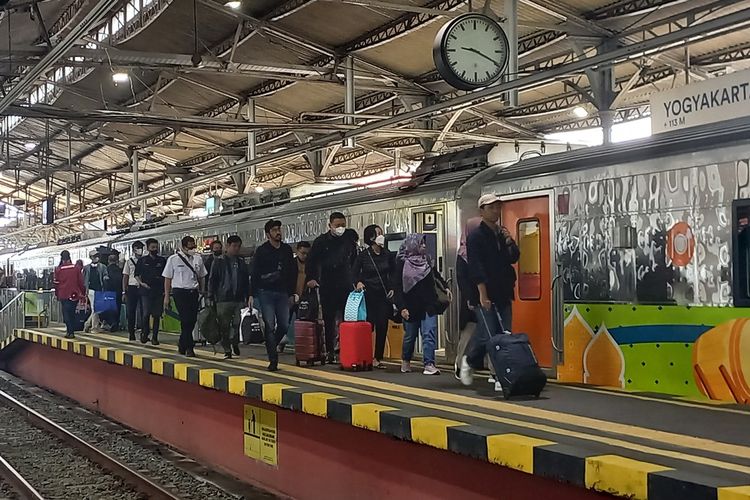 Suasana stasiun Yogyakarta mulai dipadati pemudikmpada Jumat (14/4/2023)