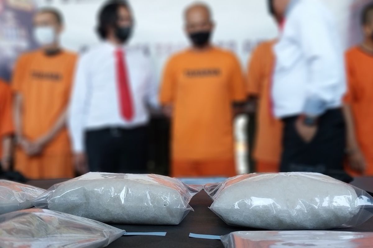 Satnarkoba Polresta Tasikmalaya merilis hasil penangkapan YS (48), seorang bandar narkoba asal Tasikmalaya pemilik 1,2 kilogram sabu di Mako Polresta Tasikmalaya, Senin (15/8/2022).