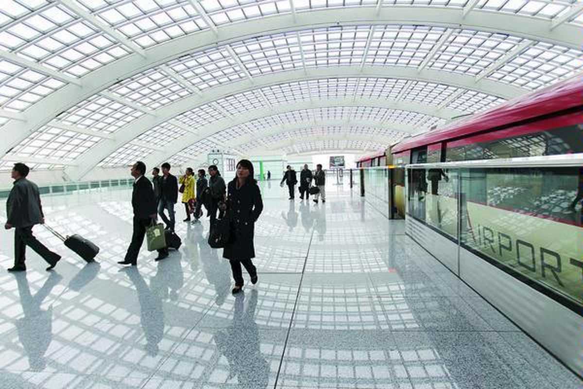 Warga Beijing turun dari kereta khusus menuju terminal 3 Bandara Internasional Beijing, Rabu (31/3). Jaringan kereta bawah tanah Beijing menjadi moda transportasi massal utama bagi warga dengan delapan jalur yang menjangkau hampir semua wilayah Beijing. Jaringan transportasi menjadi prioritas penting untuk bisa mengangkut warga China dalam jumlah masif.