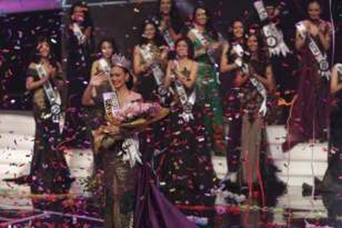 Puteri Indonesia 2016 asal Sulawesi Utara Kezia Roslin melambaikan tangan usai terpilih di malam Grand Final Puteri Indonesia 2016 di Jakarta Convention Center, Senayan, Jakarta, Jumat (19/2/2016).