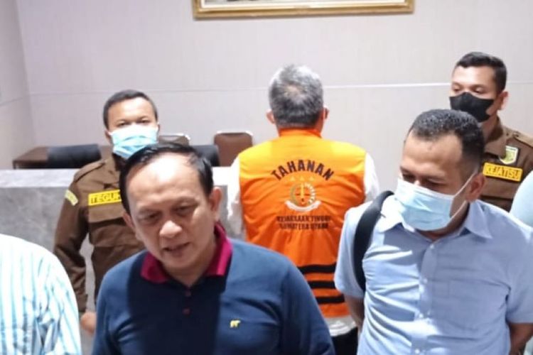 Asisten Intel Kejati Sumut Dwi Setyo Budi Utomo (tengah) memberi keterangan pers penangkapan tersangka Waziruddin (mengenakan rompi orange dan menghadap belakang), mantan Kacab BSM Medan.