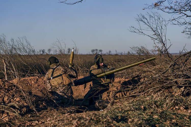 Tentara Ukraina menembakkan meriam ke posisi Rusia di garis depan dekat Bakhmut, wilayah Donetsk, Ukraina, Selasa, 6 Desember 2022.
