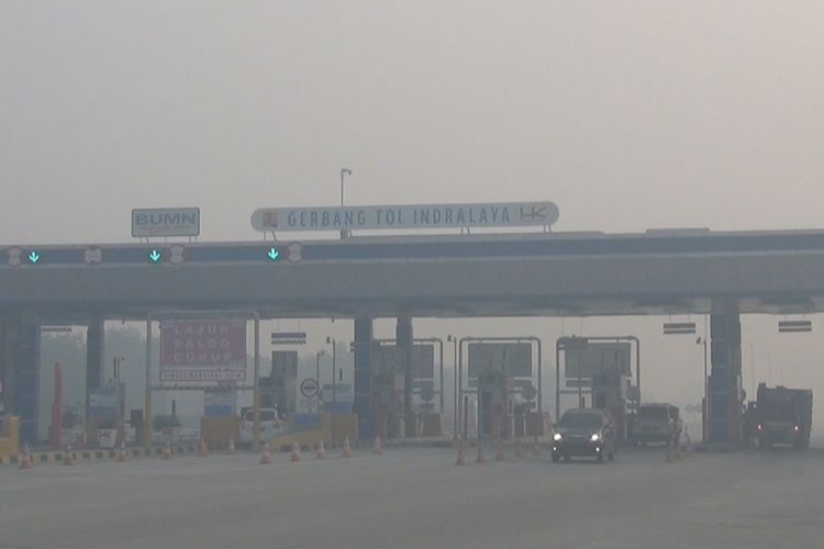 Gerbang Tol Palindra indralaya tampak samar tertutup kabut asap sisa kebakaran lahan dan hutan di OKI dan Ogan Ilir, Selasa (15/10/2019). 